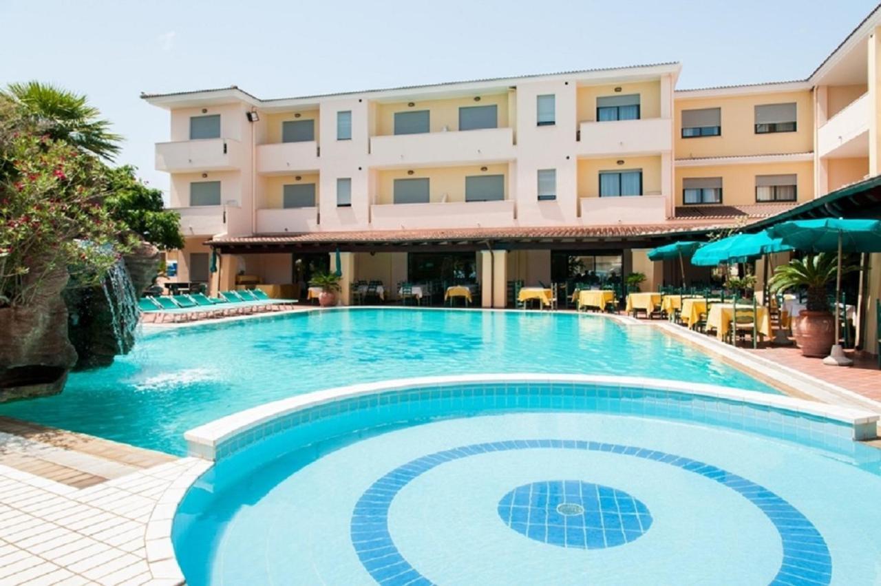 الشقق الفندقية Le Residenze Del Golfo Di أروسييْ المظهر الخارجي الصورة